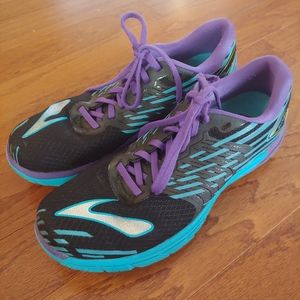 Brooks tennis shoes size 11.5